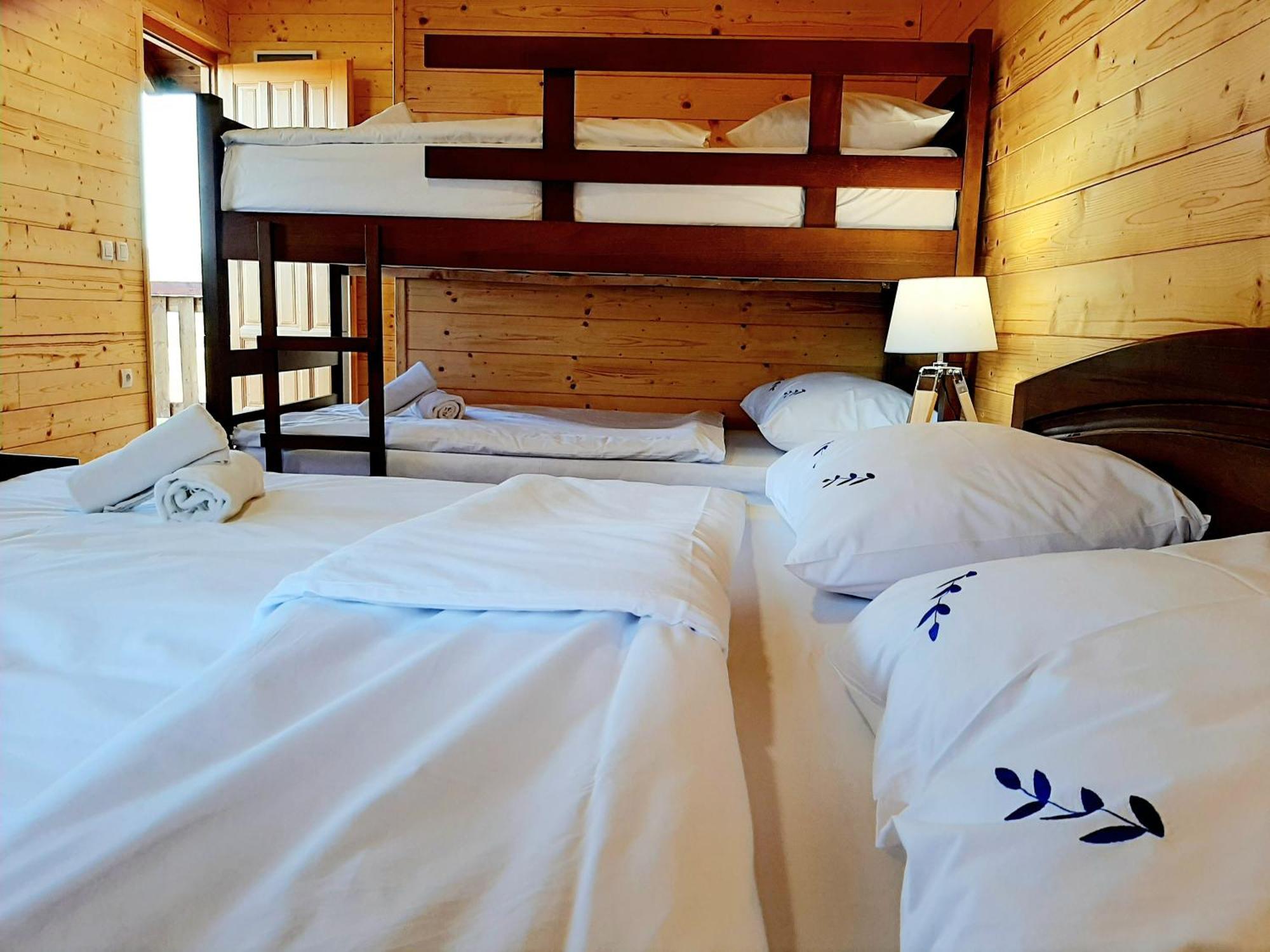 El Paso City, Zlatibor - Unique Wooden Cottages, Treehouse, Wild West Rooms, Accommodation 1-6 People Kamer foto