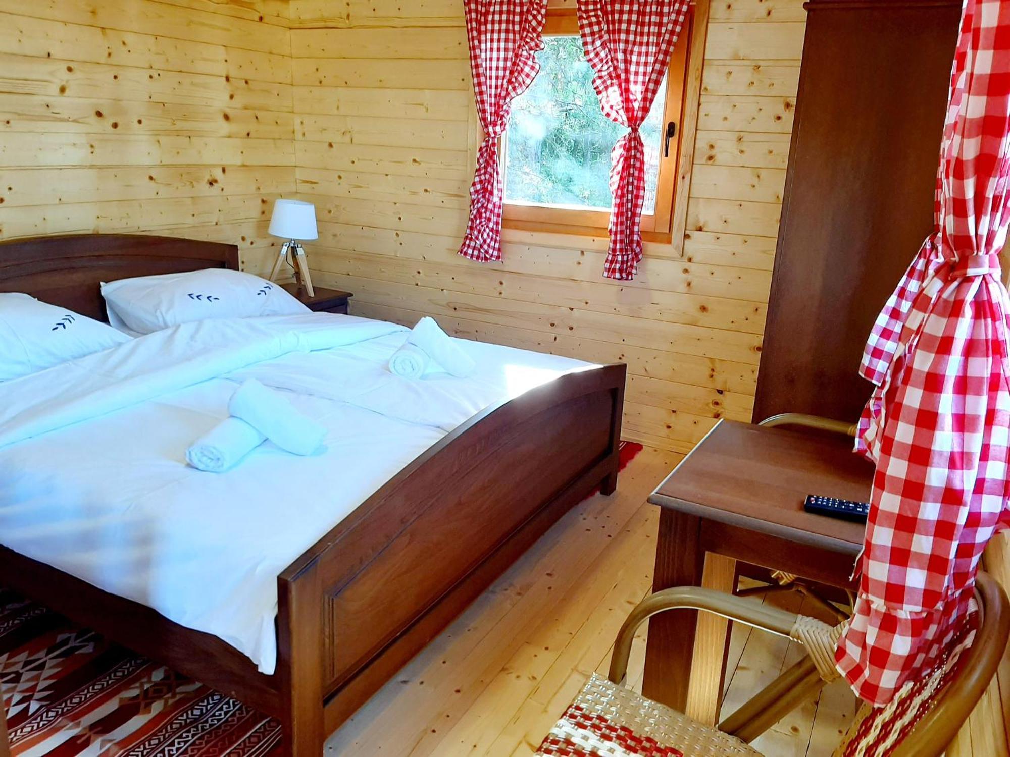El Paso City, Zlatibor - Unique Wooden Cottages, Treehouse, Wild West Rooms, Accommodation 1-6 People Kamer foto